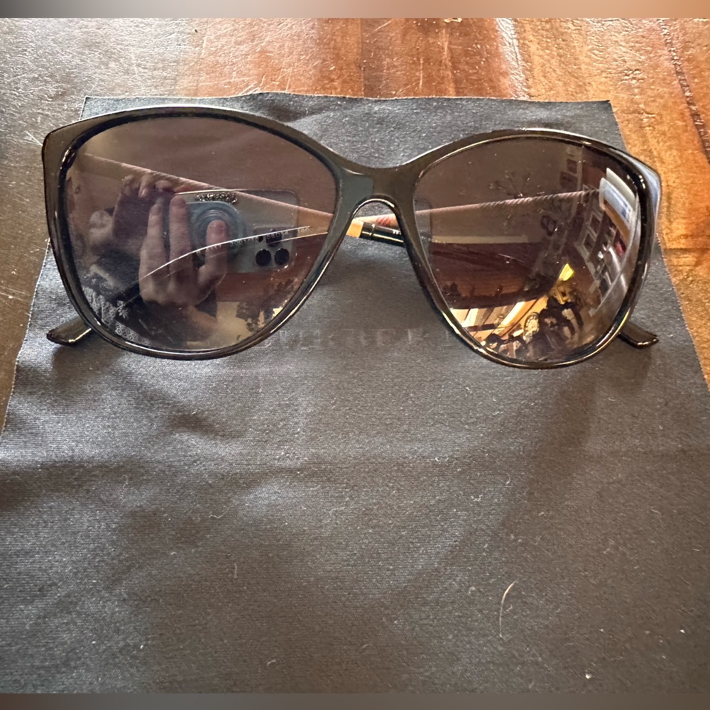 Burberry Black Sunglasses - Picture 3 of 3